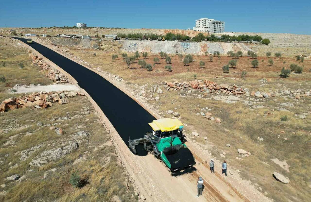 Şanlıurfa Büyükşehir Belediyesi, Halfeti-Bozova grup yolunda asfalt serimi çalışmalarına başladı.