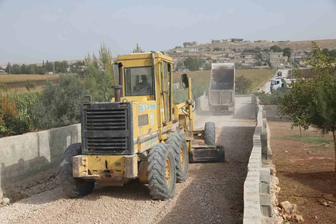 Haliliye Belediyesi Fen İşleri Müdürlüğü, ilçe genelinde başlattığı yol yapım,