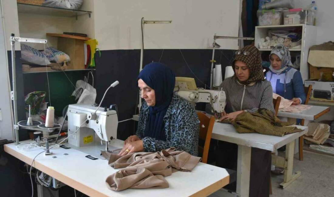 Gaziantep'te Şahinbey Belediyesi'nin el sanatları kurslarına katılan bir grup kadın,