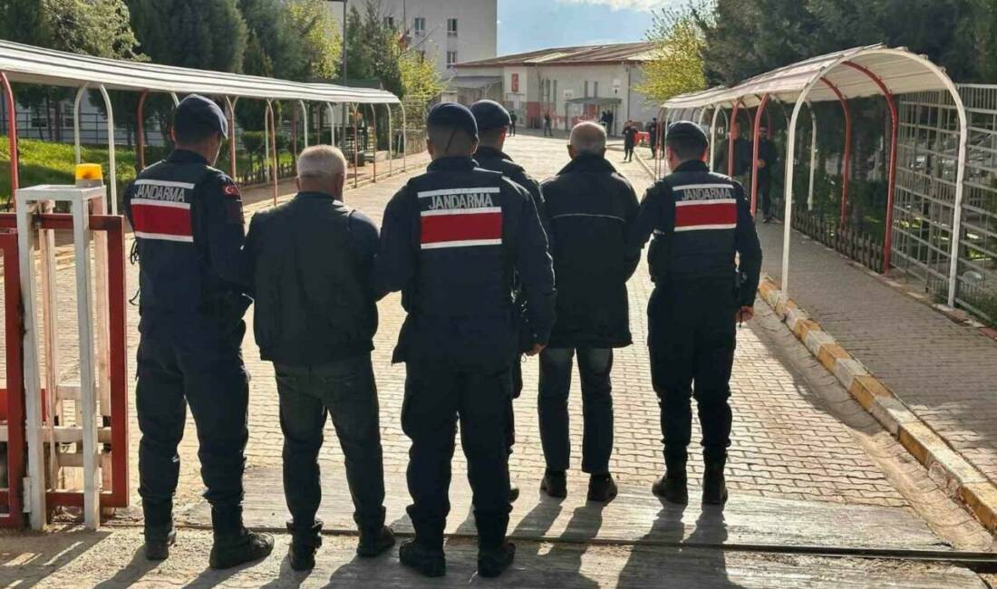 Husumetlilerini bıçakla yaralayan 3 şahsı jandarma yakaladı Gaziantep'in Oğuzeli ilçesinde alacak verecek meselesi yüzünden husumetli oldukları bir