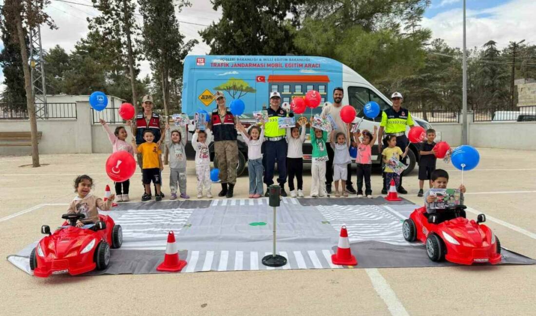 Gaziantep’te jandarma ekipleri, Nizip Akçakent İlkokulu ve Karkamış Kıvırcık İlkokulu’nda