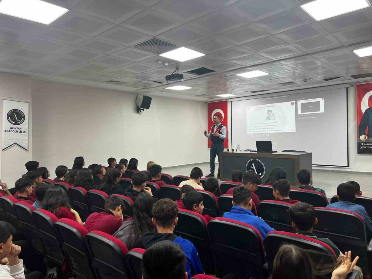 Gaziantep'te, Jandarma ekipleri tarafından 240 lise öğrencisine siber güvenlik konularında