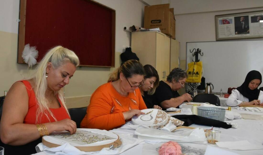 Gaziantep Şahinbey Belediyesi tarafından düzenlenen el sanatları kursunda kadınlar geleneksel