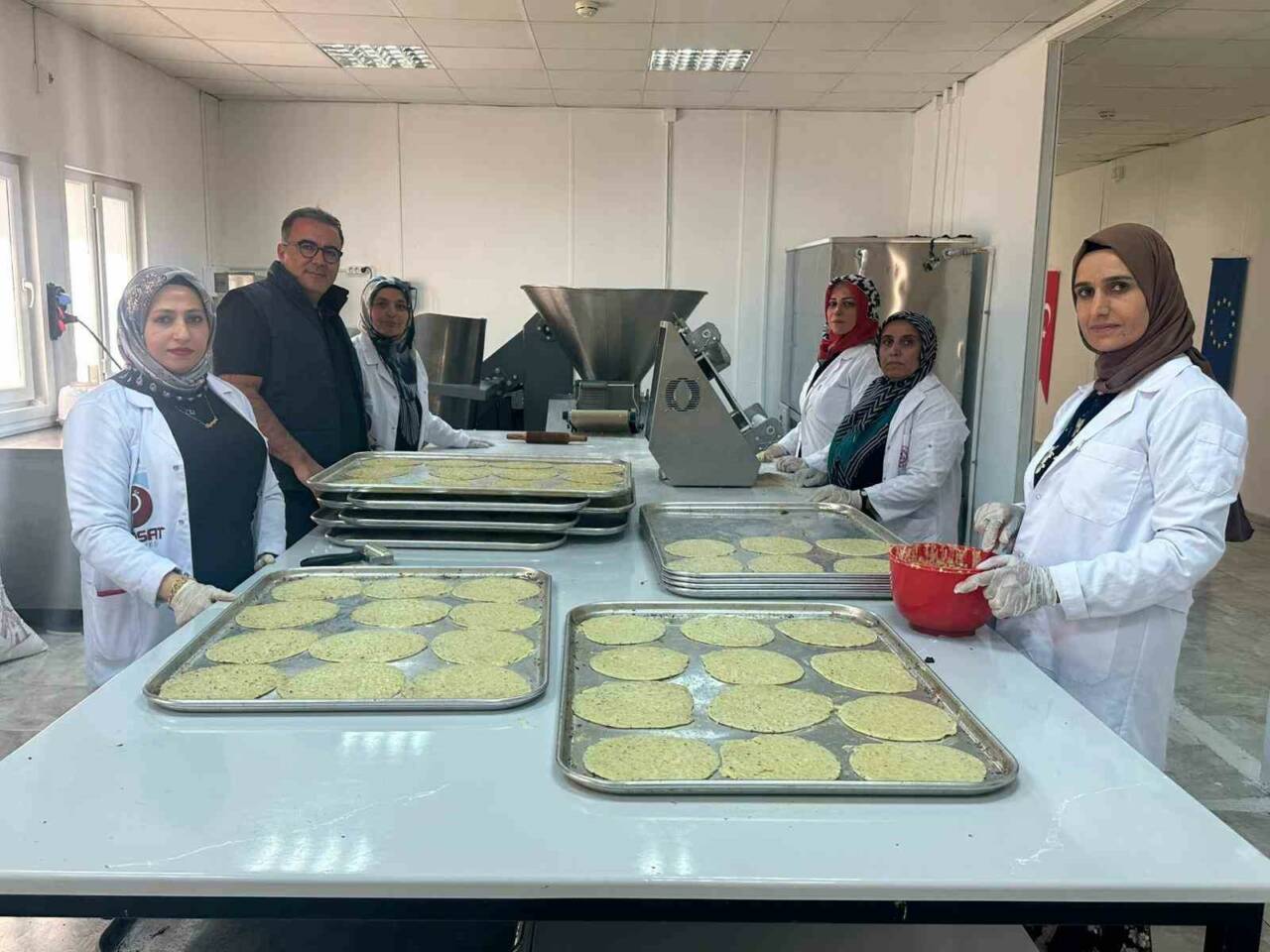 Samsat ilçesinde açılan 'Samsat Çöreği' tesisinde kadınlar, ekonomiye katkı sağlarken,