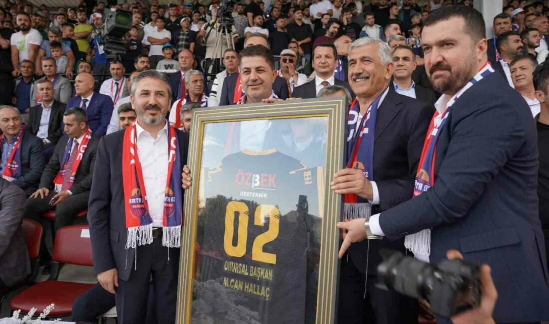 Kahta 02 Spor Kulübü’nden Başkan Hallaç’a “Onursal Başkanlık” unvanı Kahta 02 Spor Kulübü, Ziraat Türkiye Kupası'ndaki başarısının ardından Kahta