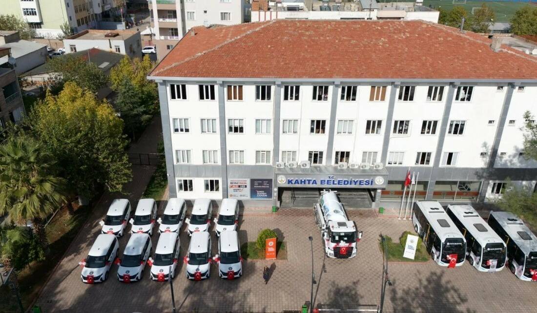 Kahta Belediyesi araç filosuna 14 yeni araç daha katıldı Geçtiğimiz aylarda 100 milyon TL değerinde 17 iş makinesini hizmete
