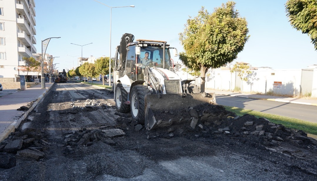 Kahta Belediyesi, son dönemde ilçenin farklı noktalarında yoğun asfalt yol