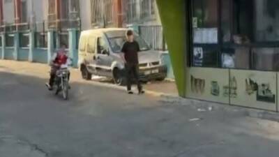 Gaziantep'te kasksız ve tehlikeli şekilde motosiklet kullanan yaşı küçük bir