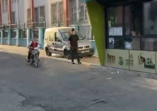 Gaziantep'te kasksız ve tehlikeli şekilde motosiklet kullanan yaşı küçük bir
