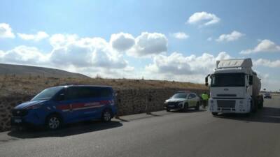 Kilis-Gaziantep karayolunda meydana gelen motosiklet kazasında sürücü ile motosikletin arkasındaki