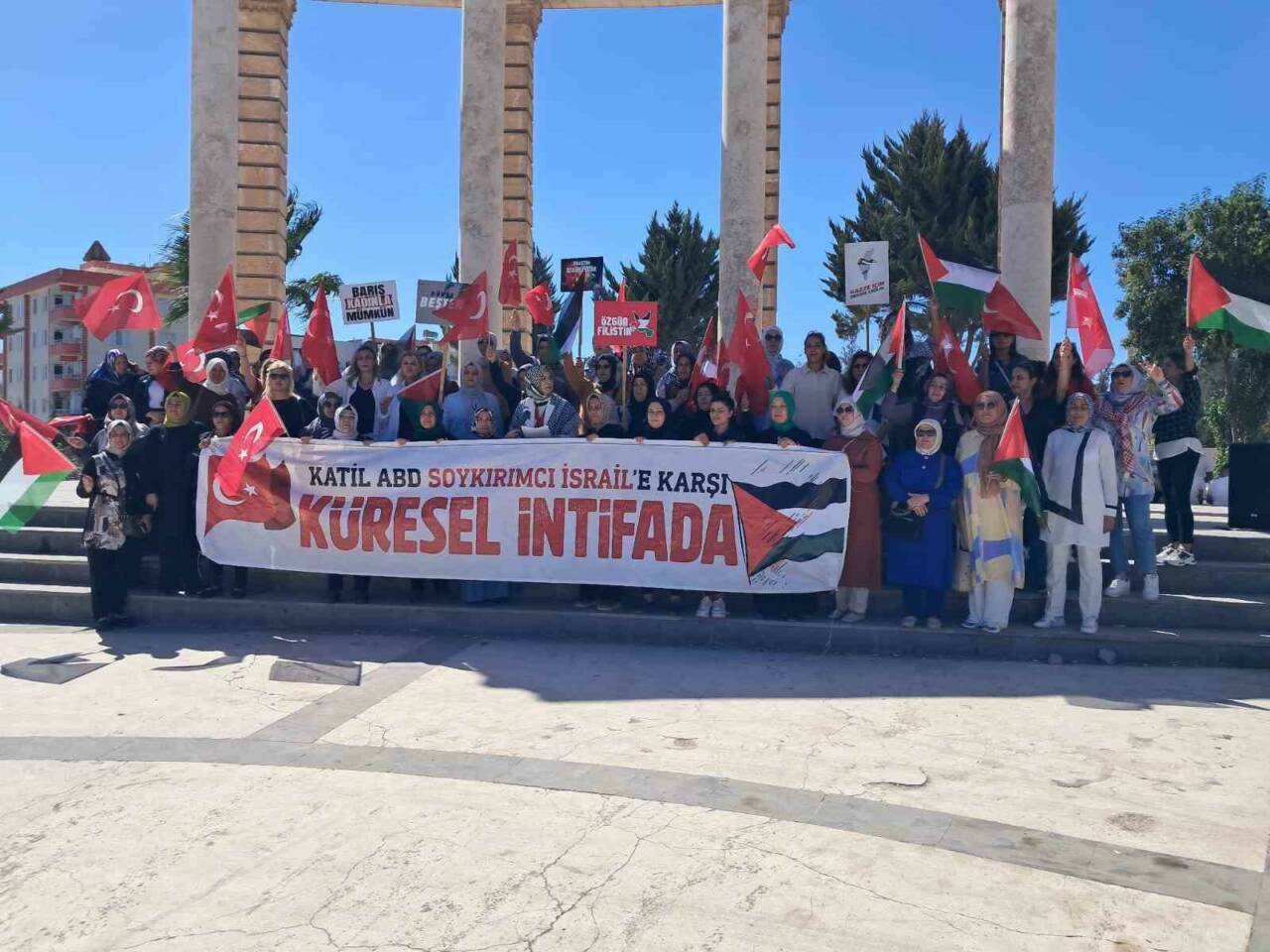 Kilis'teki kadınlar, Gazze'deki zulmün yıl dönümünde Recep Tayyip Erdoğan Meydanı'nda