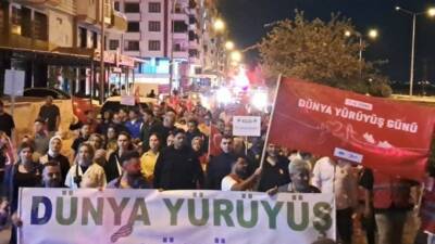 Kilis'te Dünya Yürüyüş Günü etkinliğinde vatandaşlar sloganlar eşliğinde aileleriyle birlikte