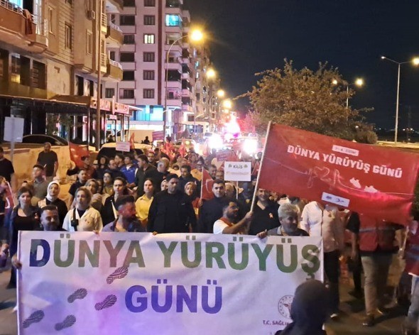 Kilis'te Dünya Yürüyüş Günü etkinliğinde vatandaşlar sloganlar eşliğinde aileleriyle birlikte