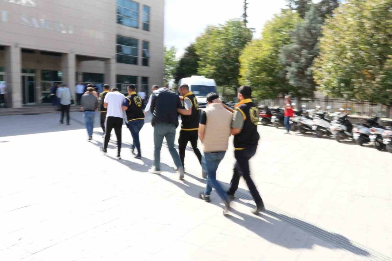 Kilis'te bir iş yeri kurşunlanması olayı sonrasında polis ekipleri 5