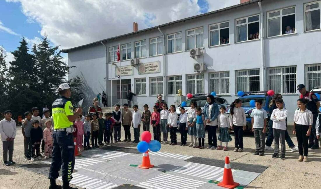 Kilis’in Elbeyli ilçesinde jandarma ekipleri, Yenideğirmen Köyü İlk ve Ortaokulu'nda