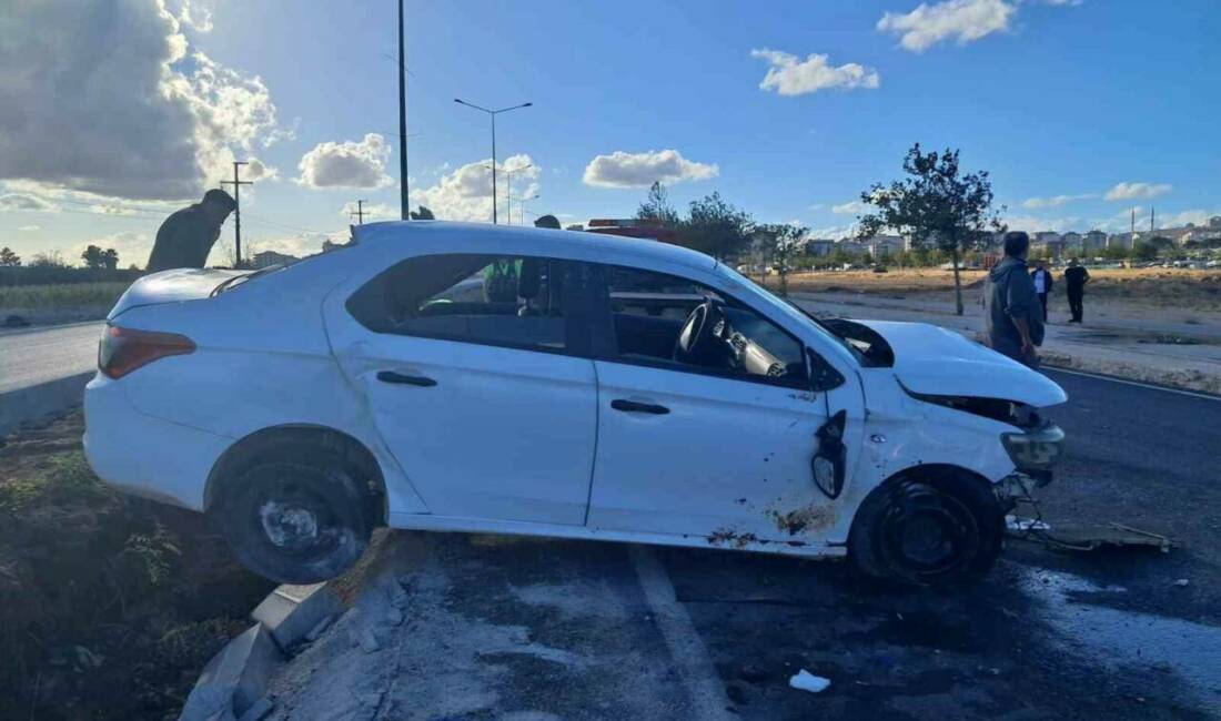 Kilis'te meydana gelen trafik kazasında kontrolden çıkan bir otomobil refüje