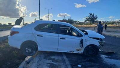 Kilis'te meydana gelen trafik kazasında kontrolden çıkan bir otomobil refüje