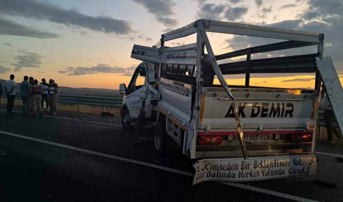 Kilis'te tır ile pikabın karıştığı trafik kazasında 3 kişi yaralandı.