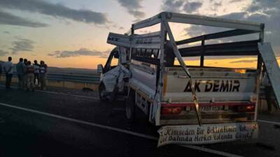 Kilis'te tır ile pikabın karıştığı trafik kazasında 3 kişi yaralandı.