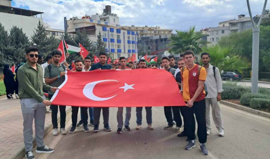 Kilis 7 Aralık Üniversitesi öğrencileri, Gazze'de yaşanan saldırıları kınayan bir