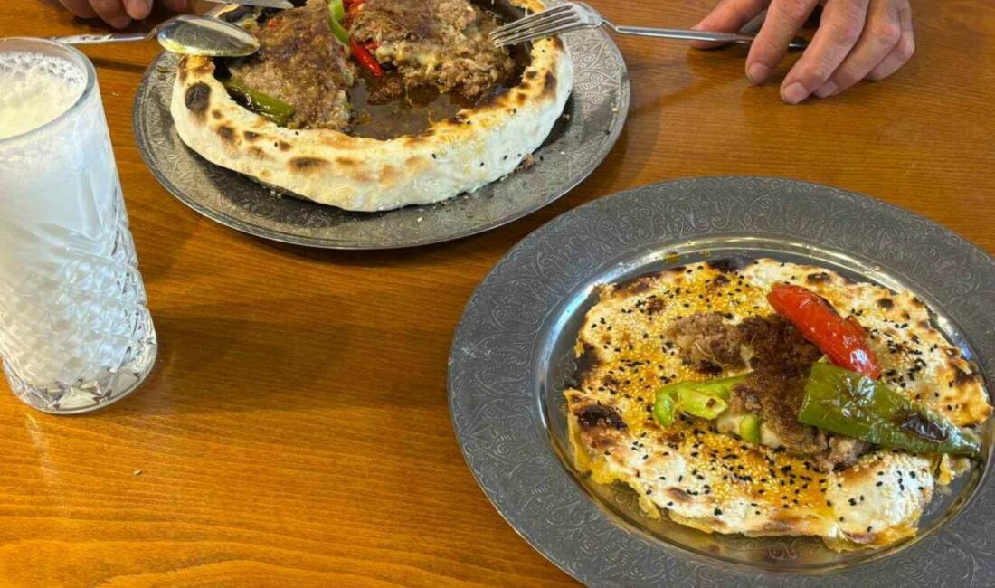Gaziantep'in meşhur lezzetlerinden biri olan kiremitte pişirilen lavaş kebabı, kıyma,