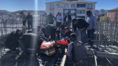 Besni ilçesinde bir inşaat alanında beton dökümü sırasında beton pompasının