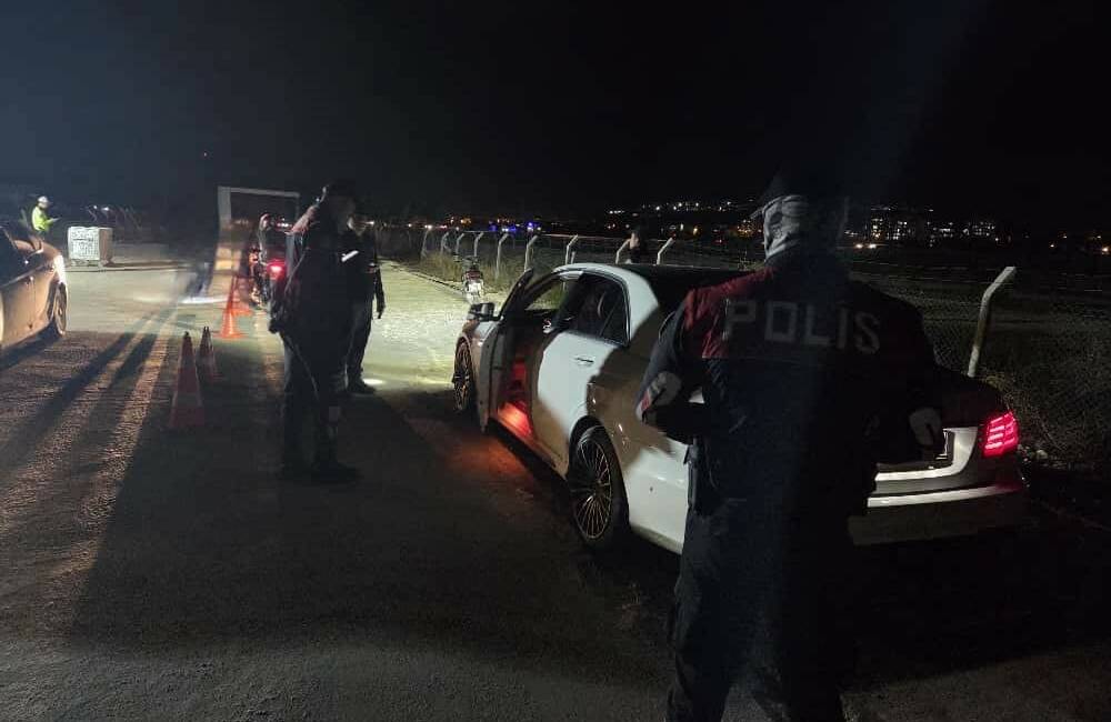 Konteyner kentlerde asayiş uygulaması yapıldı Adıyaman İl Emniyet Müdürlüğü polis ekipleri, konteyner kentlerde geniş çaplı