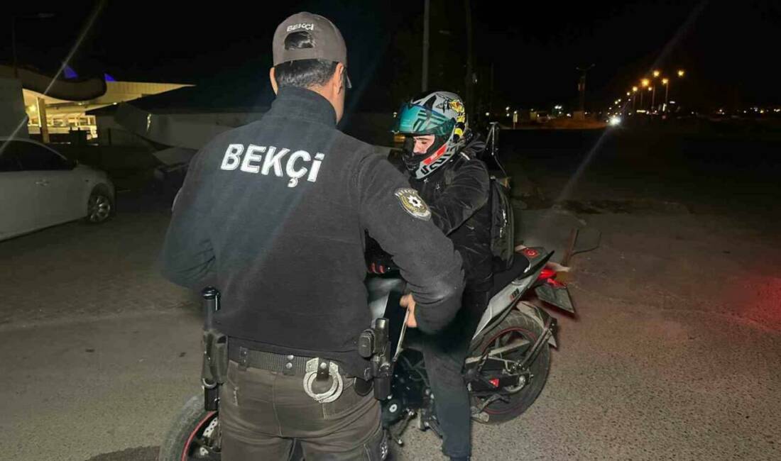 Konteyner kentlerde uygulamalar devam ediyor Adıyaman'da depremzedeler için kurulan konteyner kentlerde asayiş uygulamaları Çarşı ve