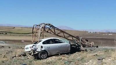 Şanlıurfa’nın Siverek ilçesinde bir otomobilin kontrolünden çıkarak demir elektrik direğine