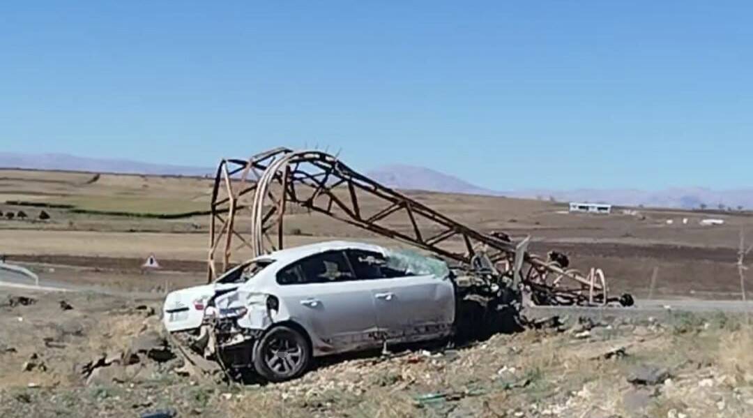 Kontrolden çıkan otomobil elektrik direğini devirdi: 1 yaralı Şanlıurfa’nın Siverek ilçesinde bir otomobilin kontrolünden çıkarak demir elektrik direğine