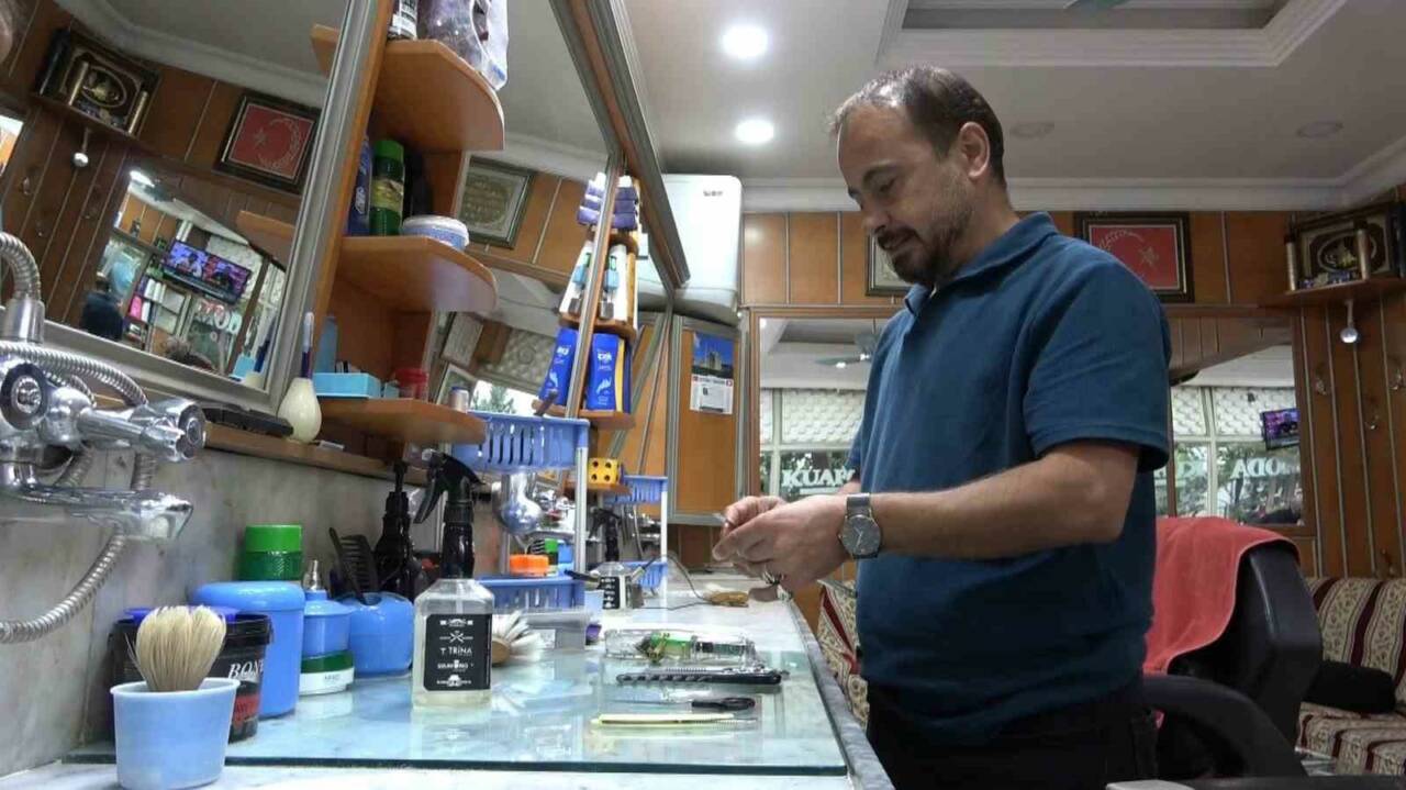 Siirt'te 26 yıldır berberlik yapan 48 yaşındaki Aydın Ekin, geleneksel