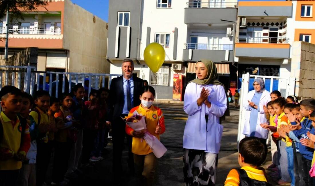 Lösemiyi yenip okuluna dönen 4’üncü sınıf öğrencisine görkemli karşılama Viranşehir ilçesinde lösemi teşhisi konulan 4'üncü sınıf öğrencisi Asmin Koyuncu,