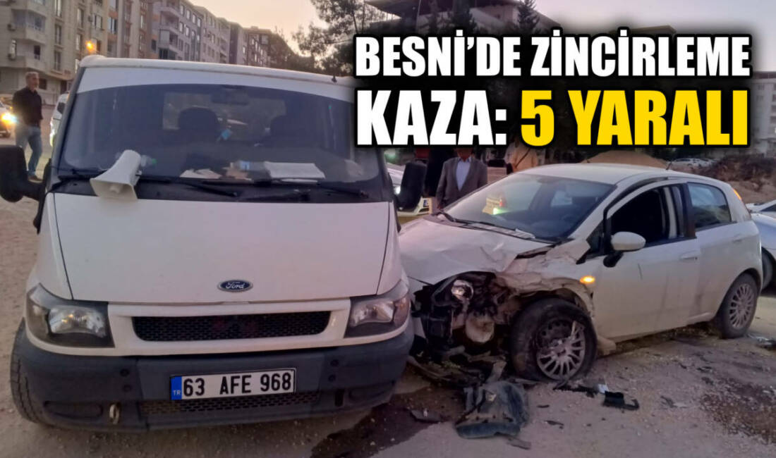 Besni’de zincirleme kaza: 5 yaralı Besni'de 3 aracın karıştığı zincirleme trafik kazasında 5 kişi yaralandı.