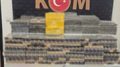 Mardin'de polis ekipleri tarafından yapılan operasyonda kaçak sigara taşıyan bir