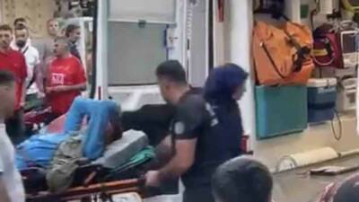 Nusaybin ilçesinde çarşı merkezinde çıkan bıçaklı kavgada bir kişi yaralandı.