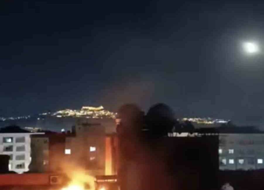 Mardin'in Kızıltepe ilçesinde bulunan bir apartmanın çatı katında çıkan yangın,