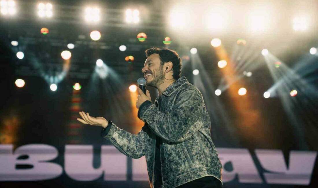 Mardin Kültür Yolu Festivali'nin açılışında popüler sanatçı Buray, enerjik performansıyla