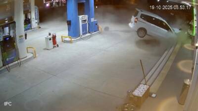 Mardin'de bir hafif ticari aracın benzin istasyonunun basamaklarına çarpması sonucu