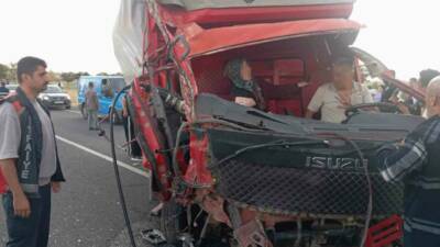 Mardin'in Mazıdağı ilçesinde kamyonetin tıra çarptığı kazada 15 kişi yaralandı.