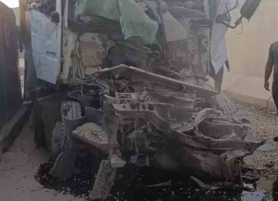 Mardin'de freni patlayan bir kamyon, kontrol noktasındaki hafriyat kamyonuna çarparken