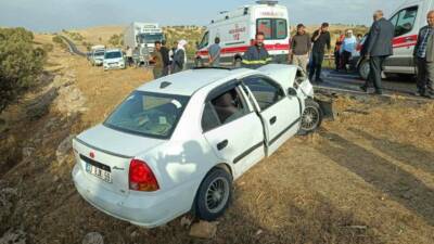 Mardin Mazıdağı'nda iki otomobilin çarpıştığı kazada 4 kişi yaralandı. Kaza,