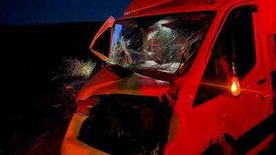 Mardin'in Artuklu ilçesine bağlı Sultanköy Mahallesi'nde kamyonet ile traktörün çarpışması