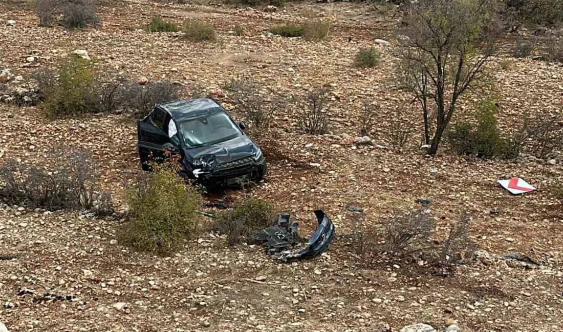 Mardin'de Dargeçit-İdil yolunda meydana gelen trafik kazasında otomobil şarampole devrilerek
