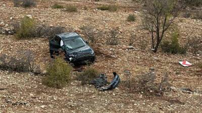 Mardin'de Dargeçit-İdil yolunda meydana gelen trafik kazasında otomobil şarampole devrilerek