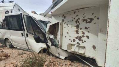 Mardin'in Mazıdağı ilçesinde bir kamyon, mucur boşaltma sırasında kontrolünden çıktı