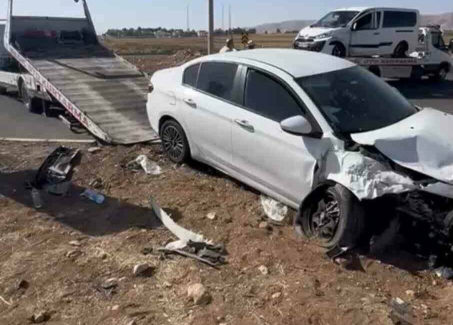 Mardin'in Nusaybin ilçesinde otomobil ile hafif ticari aracın çarpıştığı kazada