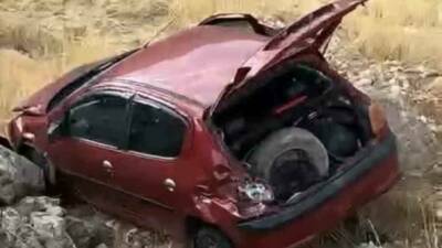Mardin'in Midyat ilçesinde şarampole devrilen otomobilin sürücüsü yaralandı. Otomobil, Midyat-Nusaybin