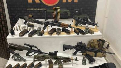 Mardin'in Artuklu ilçesinde polis ekipleri, yasa dışı silah kaçakçılığı ve