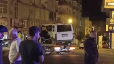 Mardin’in Kızıltepe ilçesinde 2 otomobil ve 1 panelvanın karıştığı trafik