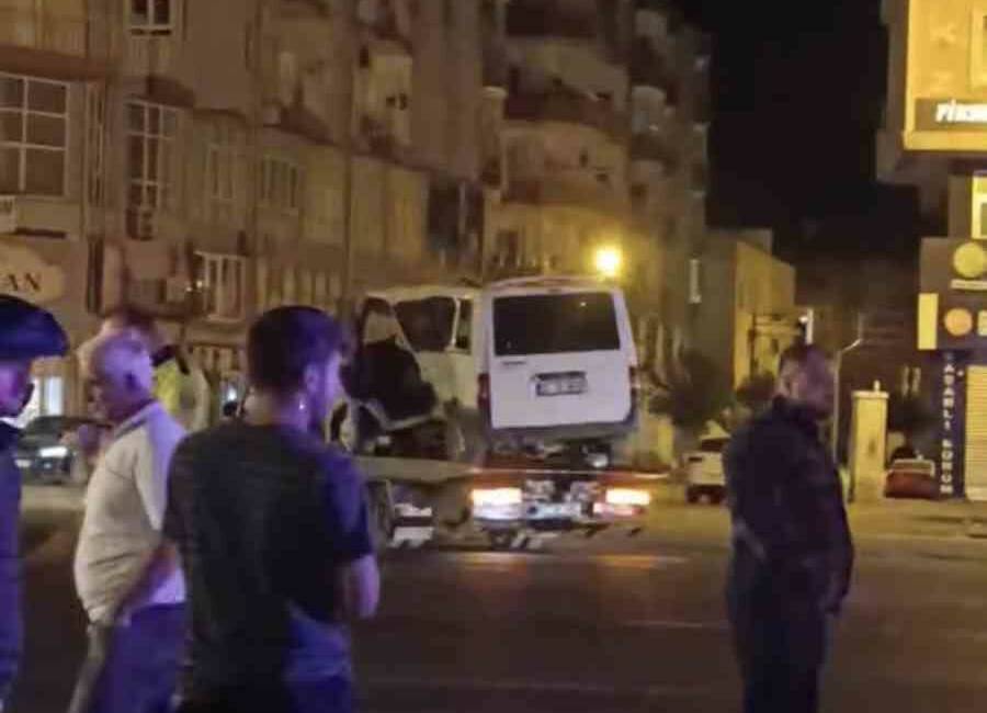 Mardin’de zincirleme trafik kazası: 1 yaralı Mardin’in Kızıltepe ilçesinde 2 otomobil ve 1 panelvanın karıştığı trafik